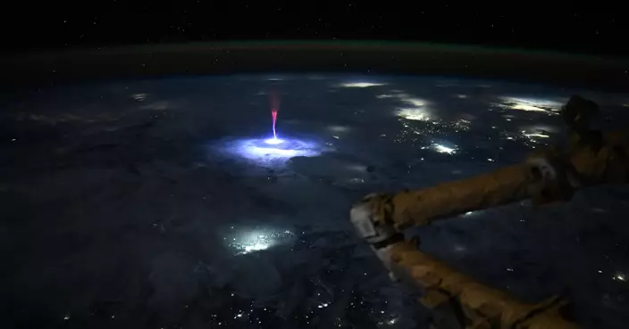 加州上空雷電交加 NASA太空人拍下雲層噴湧巨大紅色「水母精靈」