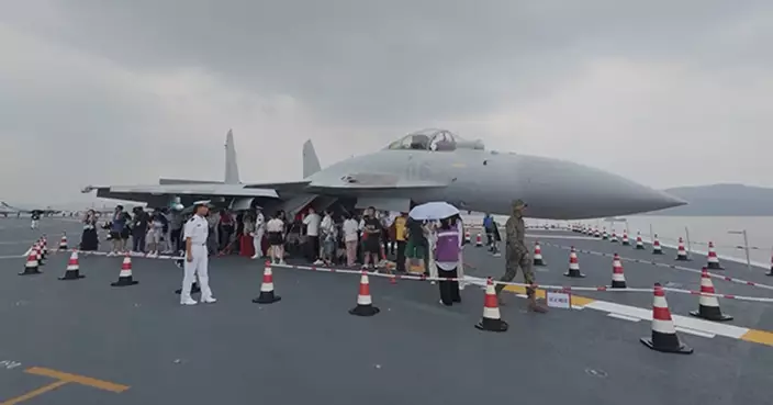 山東艦訪港｜ 殲-15T機翼成「避雨港灣」市民雨中登艦感受軍民溫情
