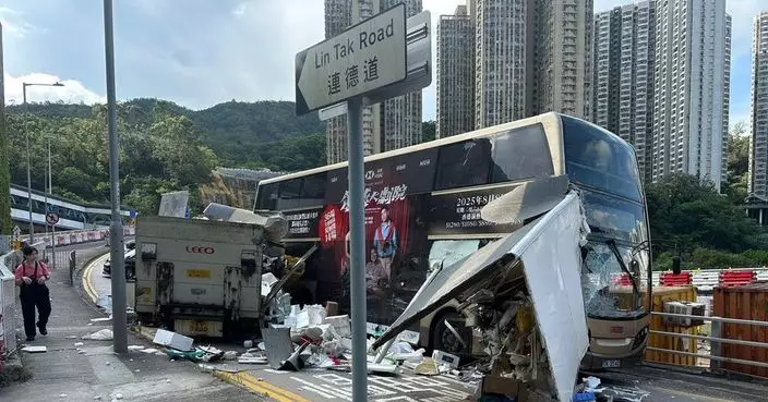 藍田連德道九巴與貨車相撞 12人受輕傷