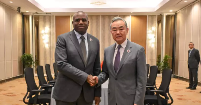 王毅吉隆坡晤英外相林德偉 稱兩國要重拾戰略夥伴初心妥善處理分歧