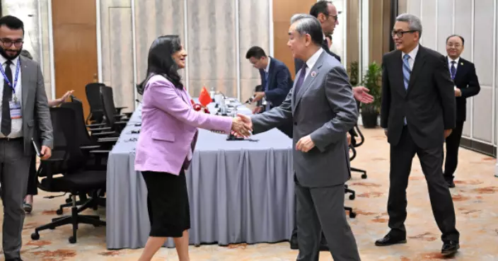 王毅晤加拿大外長阿南德 稱中加可成相互成就夥伴