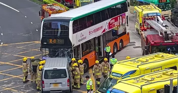 秀茂坪道寶琳路交界城巴與客貨車相撞 至少8人受傷