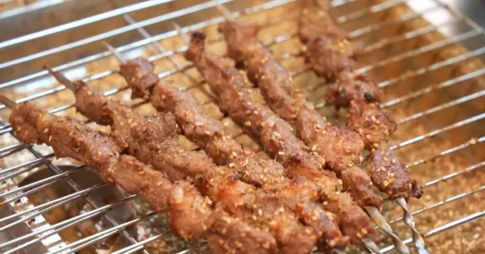 北京崇文門菜市場變身潮墟 電烤串攤排長龍 網紅炸糕圈吸各年齡層粉絲