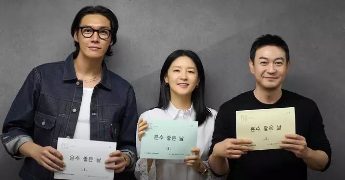 李英愛、金英光攜手新劇回歸 劇本圍讀現場首曝光