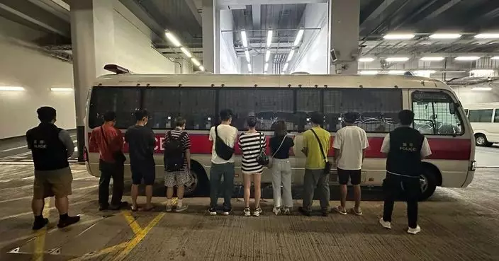 警方上海街搗破非法賭檔 拘8男女及1名負責人