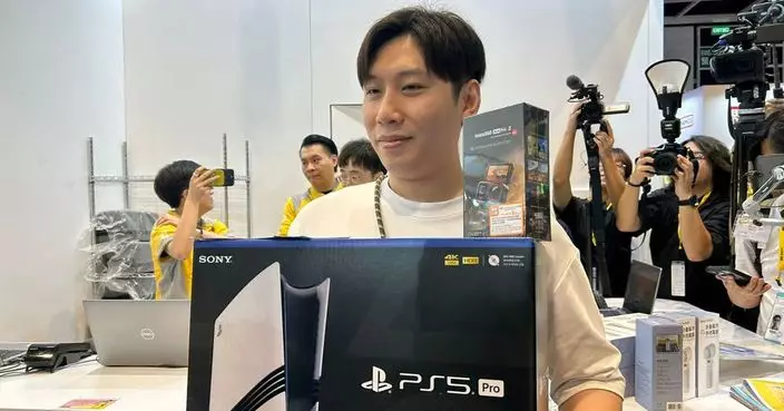 澳門旅客謝先生抽得2號籌變排頭位 喜購得心頭好PS5 Pro並獲贈手掣