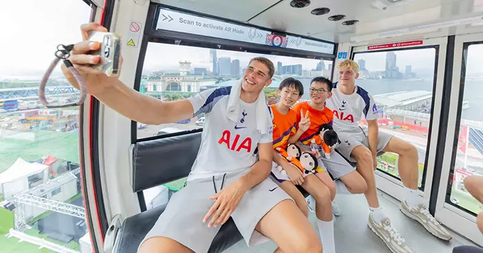 熱刺球星訪港登摩天輪 與學生互動傳授球技