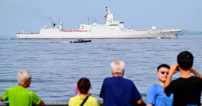 山東艦訪港｜市民爭睹山東艦航母風采 稱香港的榮耀感覺震撼