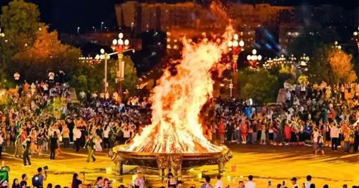耍火把、跳左腳舞！四川涼山「連放8天」慶火把節 網民羨慕：想當彝族人