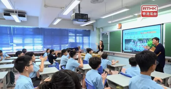 升中派位結果公布　有學生及家長到中學叩門冀入讀心儀學校