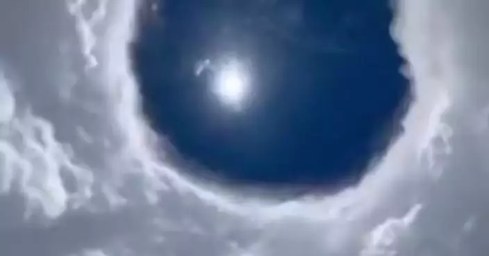 飛入颱風「艾琳」眼牆觀測 美空軍專機拍到風眼壯麗藍天畫面