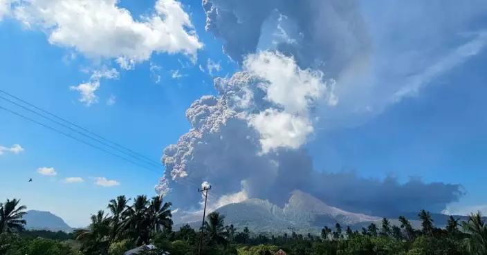 印尼勒沃托比拉基拉基火山爆發 噴出18公里高火山灰柱