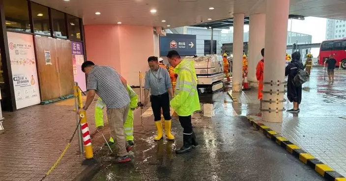 黑雨|渠務署出動「龍吸水」處理瑪麗醫院道路積水