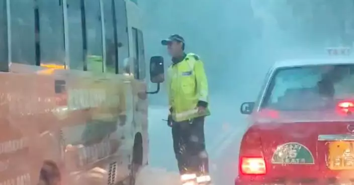 黑雨 | 清水灣暴雨突現水浸 交通警冒雨指揮交通協助車龍安全脫困