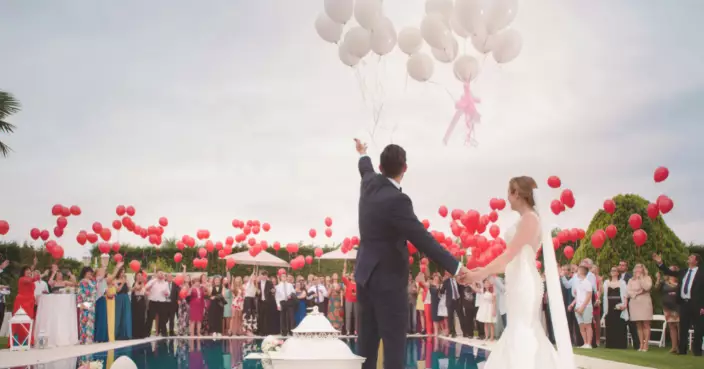 法國婚禮新玩法！巴黎新人開放婚禮 陌生人1400蚊買飛做嘉賓