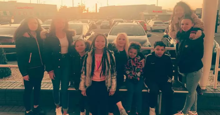 英國8寶媽領福利買馬隆胸 節目主持人同住兩日揭開生活另一面