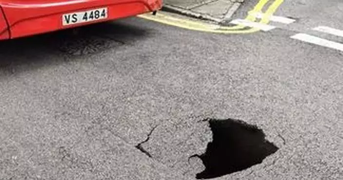 灣仔告士打道近馬師道有路陷 西行交通受阻 巴士需改道行駛