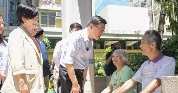 李家超到訪牛頭角下邨和東九文化中心  稱致力構建長者友善社區