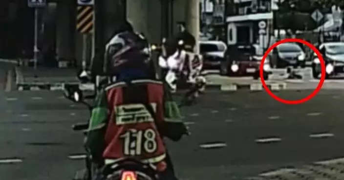 曼谷電單車的士司機駕駛中睡著撞橋護欄 後座女乘客遭甩飛落橋重傷