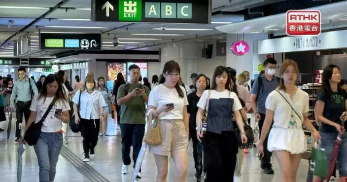 大批市民近中午時陸續上班　黑雨期間全港多區出現大暴雨