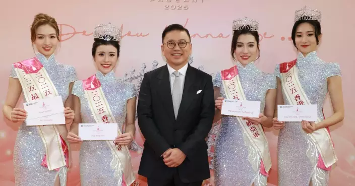 香港小姐2025｜電視廣播有限公司行政主席頒獎予得獎者 許濤與李尹嫣陳詠詩施宇琪袁文靜合照留影