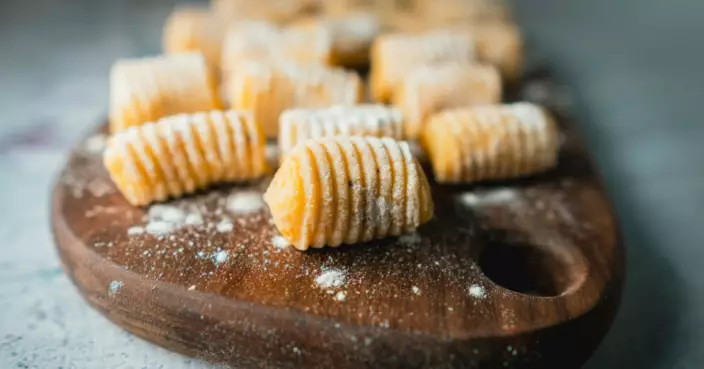 空中廚房？國外網紅機艙內徒手搓意粉麵糰 影片引網民批評：好污糟