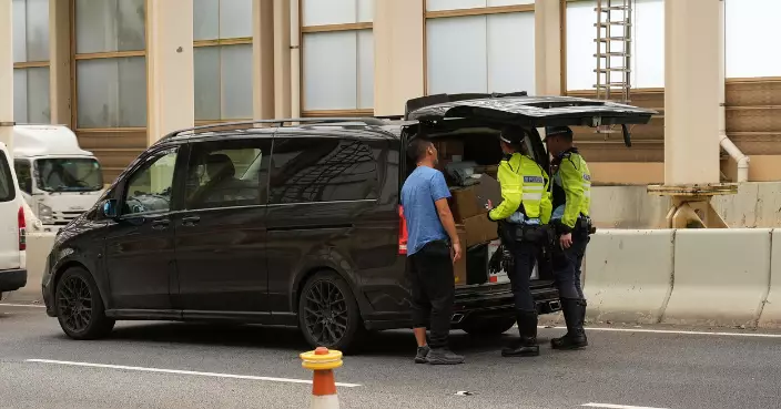 警方將軍澳打擊殘缺及非法改裝車輛 設路障現場驗車