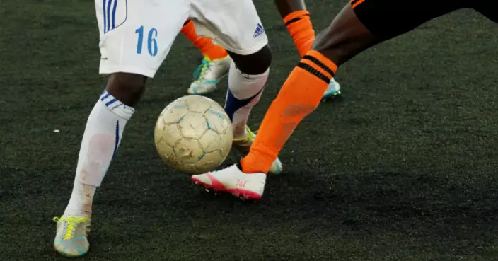 天降足球！英退休夫婦慘遭校園波砲狂轟 11個月收170粒