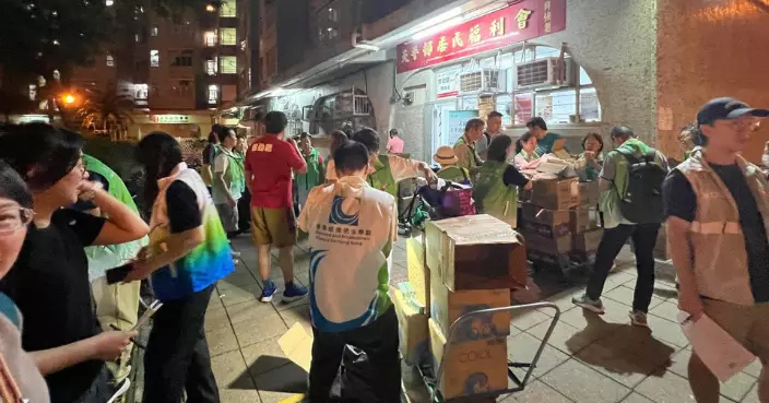 天平邨天明樓236戶仍陷停電 關愛隊區議員支援送物資