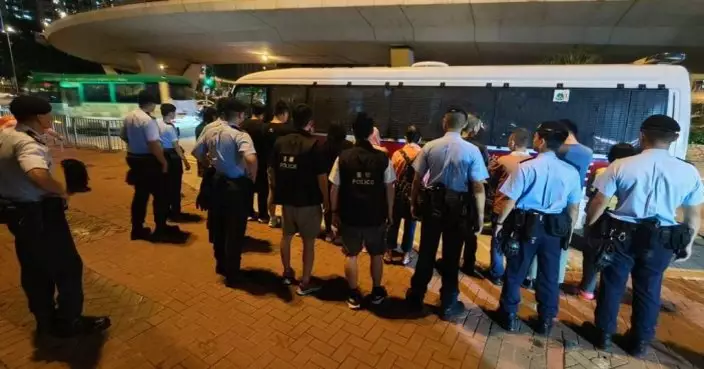 警方牛池灣東村搗非法百家樂賭檔 拘捕26人檢42萬賭款及籌碼