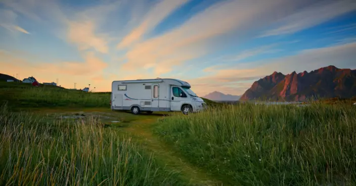 英富人區遭旅行者「閃電佔領」 居民瞓醒驚見綠地變硬地