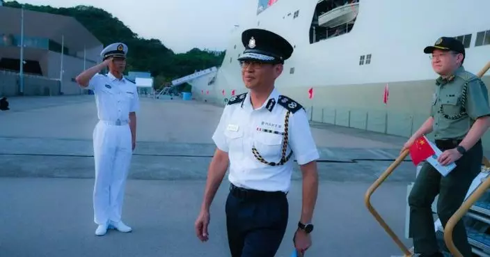 紀律部隊代表參觀訪港軍艦   感受國家軍事實力振人心