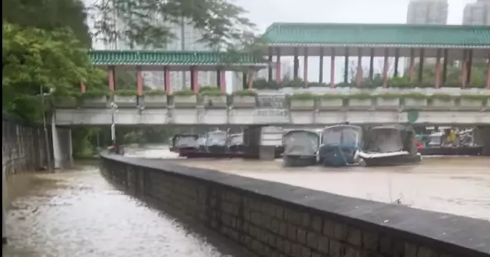 風暴樺加沙 |  將軍澳海濱長廊越堤浪湧上岸 大埔吐露港水倒灌入林村河