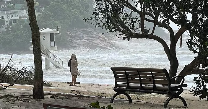 風暴樺加沙｜石澳沙灘遭巨浪侵襲 市民無視警告下灘「打卡」　戶外停車場仍有車停泊