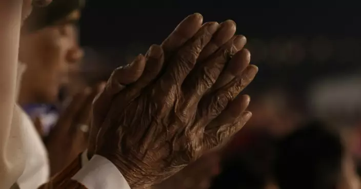 美簽證費飆升10萬 印度「簽證神廟」爆滿 信徒捧護照求「猴神」打救