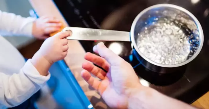 廣西兩歲男童用飲管吸熱湯 咽喉燙傷腫如乒乓球 呼吸衰竭險喪命​