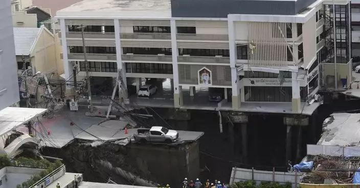 有片！曼谷路面突塌陷現50米巨型天坑 多部車輛電線桿遭瞬間吞沒