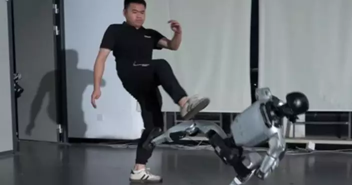 突破「反重力」限制！宇樹G1機械人成「人形不倒翁」 被擊倒秒起身
