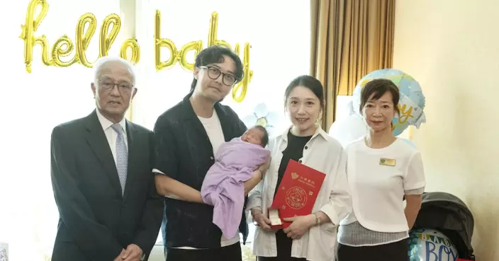 仁安醫院迎第十萬名新生嬰兒 派十萬元利是賀里程碑