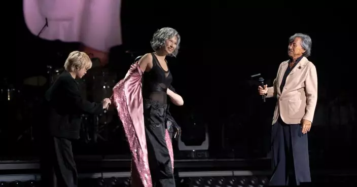 林子祥葉蒨文演唱會2025｜ Sally除衫震撼全場 阿Lam：我都好耐冇見過啦！