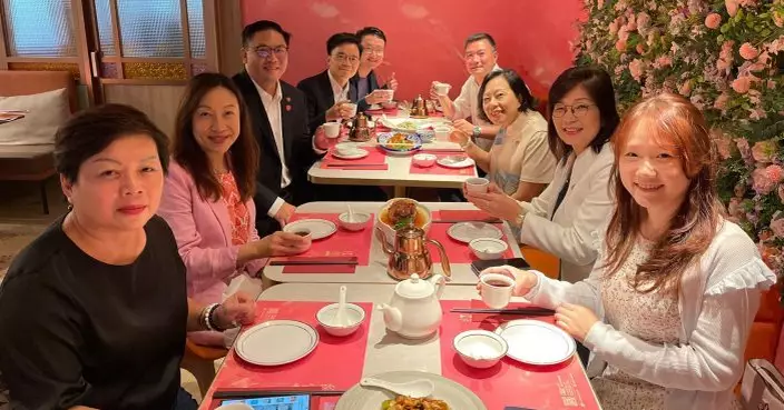 民青團隊開心飲茶享特別優惠 籲市民約親朋好友出行一同歡度國慶