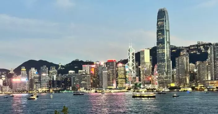 大批市民遊客尖沙咀海旁霸定靚位  等睇國慶煙花維港綻放