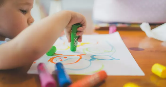 子女畫作要畀1萬蚊先拎得返？ 澳昆州幼稚園財困「賣畫」惹眾怒