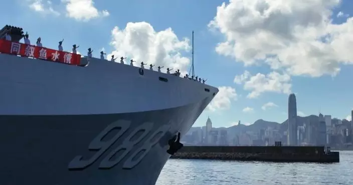 戚繼光艦及沂蒙山艦離港 官兵與維港沿岸市民揮手告別