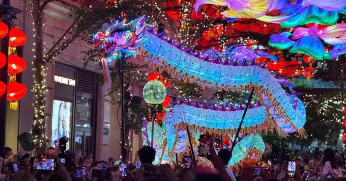 利東街18米長LED夜光火龍巡遊賀中秋  逾800盞中式金魚花燈寓意富貴繁榮