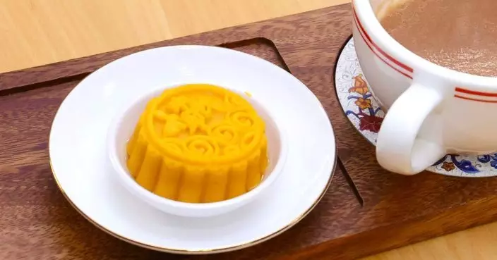 李家超分享與老友記共嚐軟餐月餅 祝願市民及有需要人士同享節慶喜悅