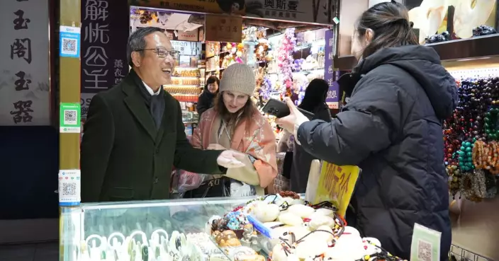 外交公署率領事商界回到烏魯木齊 參觀「新疆國際大巴扎」