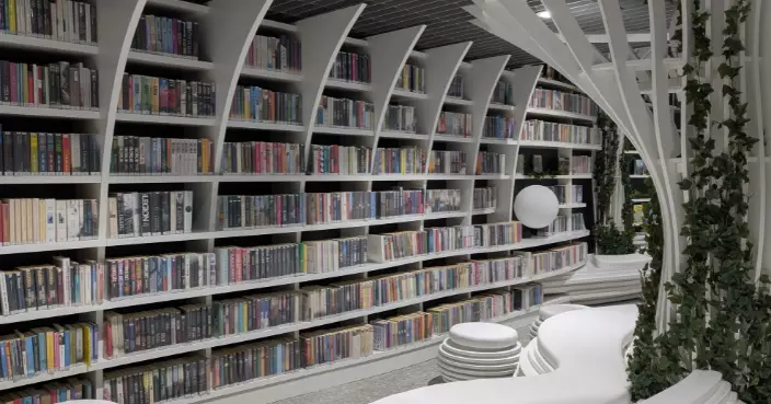 望打工仔放下手機 波蘭地鐵站特設圖書館