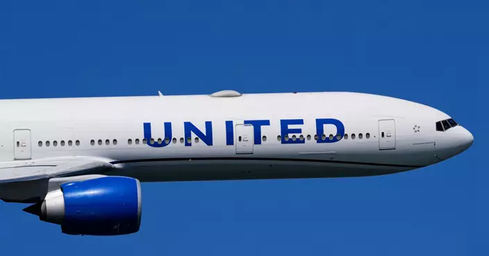 美聯航客機飛行中遭不明物體撞擊！擋風玻璃破裂機師受傷 緊急備降