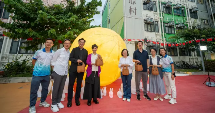 郭基煇與何永賢到新地供地簡約公屋 與居民同慶中秋